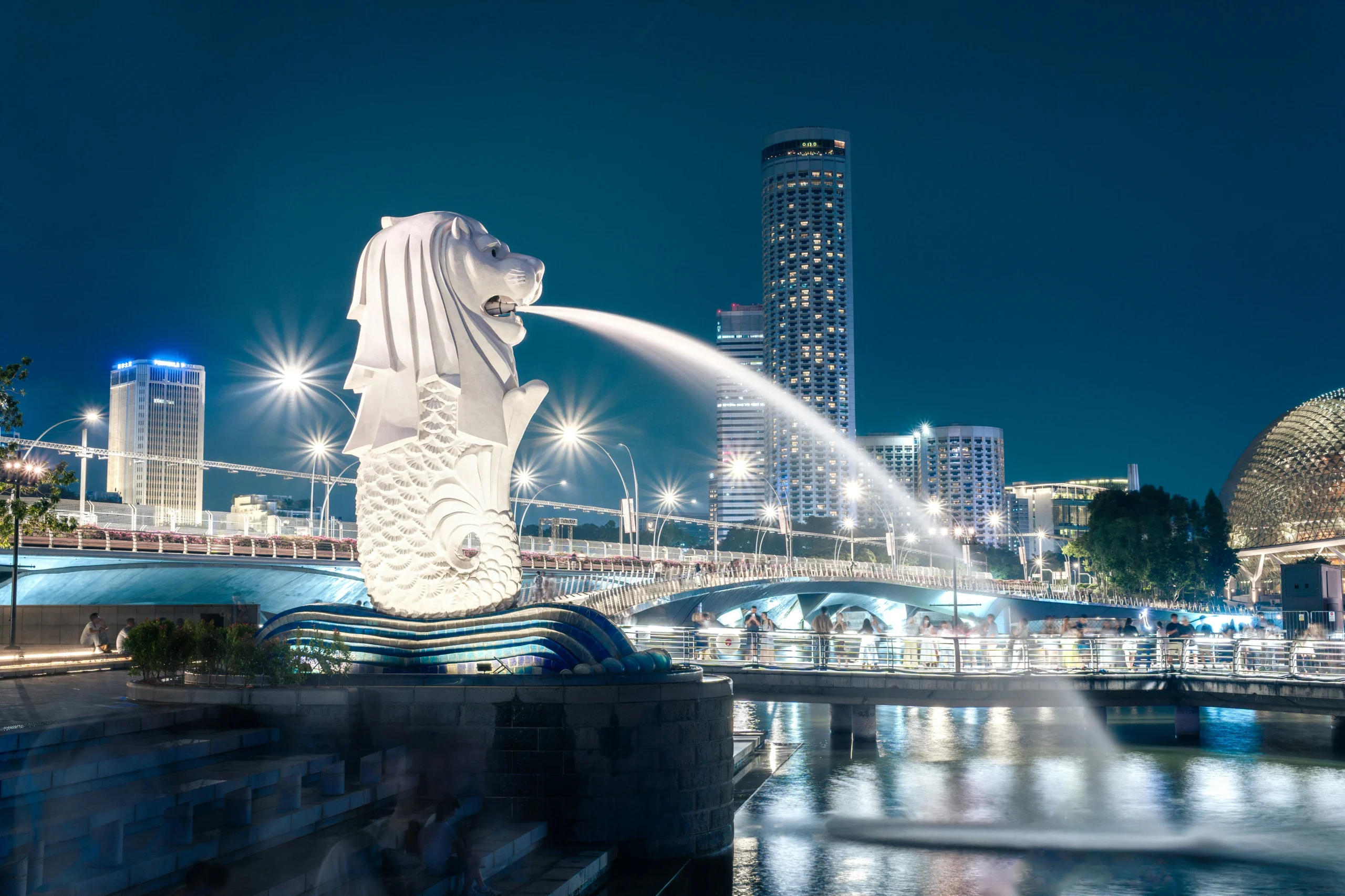 Admire Singapore's iconic Merlion Statue at Marina Bay, a must-see attraction on a Singapore city tour.